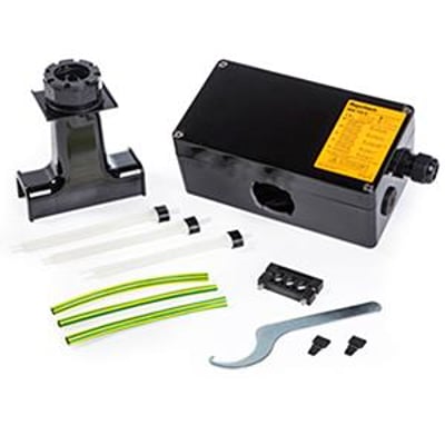 Raychem JBM-100-E ATEX tilslutningsboks med tilbehør som klemmer, forskruning og monteringsbeslag.