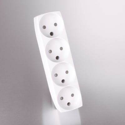 Hvidt 4-vejs rundt stik, type 9-560-1, set skråt forfra med de fire runde udtag synlige.