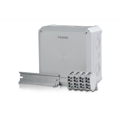 Grå forgreningsdåse 180x180x93 mm fra f-tronic med klemrække, DIN-skinne og tilbehør på hvid baggrund.