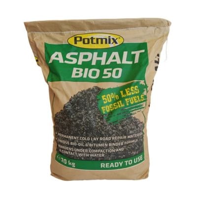 Potmix Asphalt Bio 50 er en 20 kg sæk med reparationsasfalt, der er klar til brug og fremstillet med 50% mindre fossile brændstoffer.