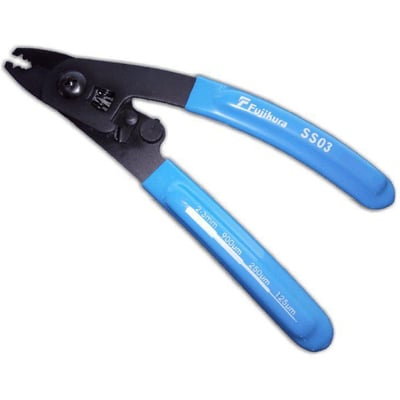 Fujikura SS03 fiberstripper med tre huller til 125, 250 og 900 mikrometer fiber. Blå håndtag med graverede mål.