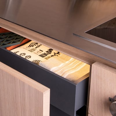 Markslöjd COMBINE skinne, 50 cm, hvid, oplyser en skuffe med et varmt hvidt lys.