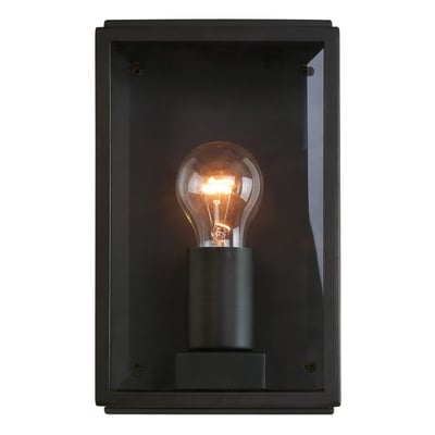 Detaljeret frontbillede af Astro Homefield 160 væglampe med lys, der skinner gennem det klare glas på sort metalbaggrund.
