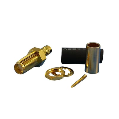 RP SMA hun crimp konnektor med gevind, monteringsmøtrik, spændeskive, pin og sort krympeflex til LMR200 kabler.