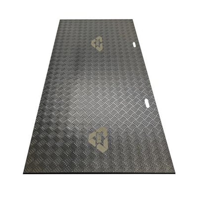 Grå køreplade på 2 meter med skridsikker overflade og udskårne håndtag i hver ende.