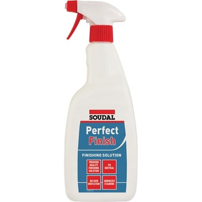 Soudal Perfect Finish glittevæske i en hvid sprayflaske med rødt håndtag og rød krave. Flasken indeholder 500 ml. Billedet viser produktet fra forsiden på en neutral baggrund.