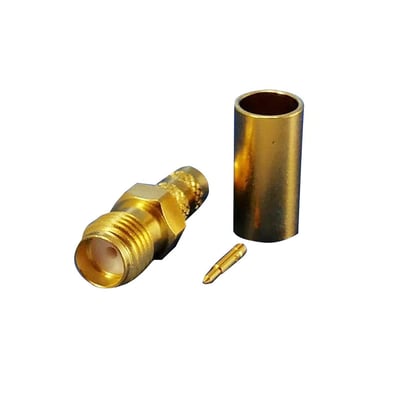 Guld-farvet RP SMA hun crimp konnektor med tilhørende crimphylster og stift til RG 58 og LMR195 kabler.