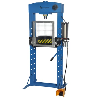 Scantool WSP 20P, en 20 tons pneumatisk/håndbetjent værkstedspresser i blå metal, vist med trykmåler og sikkerhedsgitter.