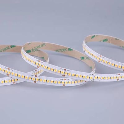 Ansell Lighting P-Cell LED bånd på 5 meter, 10 mm bredt, med tætliggende LEDs for jævn belysning.