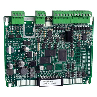 Schneider Electric MCOX-OB logisk kontrol FX indstikskort, set forfra med grønne terminalblokke og printplader på hvid baggrund.
