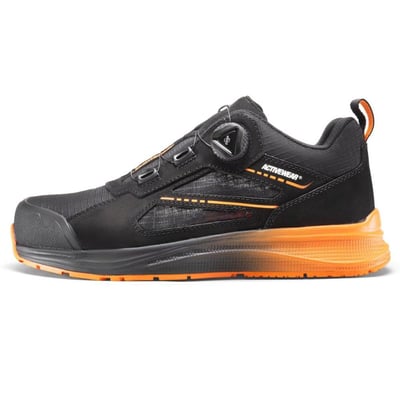 Sort og orange Activewear Core 7738 sikkerhedssko i str. 45 med FitGo-lukning, set fra siden.