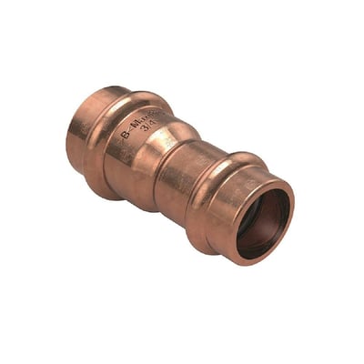 Conex MaxiPro reduktionsmuffe i kobber, set skråt fra siden, med tilslutninger i 7/8" og 1/2".