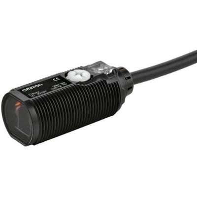 Omron E3FA-DN12 fotoelektrisk sensor med M18 gevind og 2 meter kabel, med synlig rød LED-indikator.