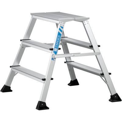 Frontvinkel af Zarges XLstep P arbejdsbuk, der viser dens brede platform på 600 x 300 mm og den solide konstruktion med 2x3 trin.