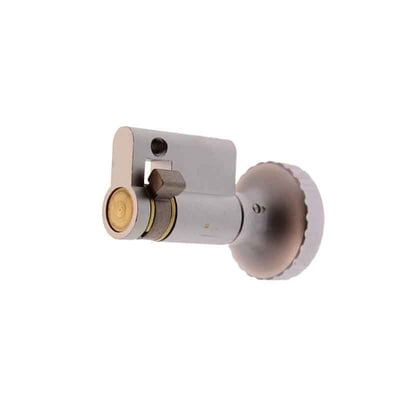 Assa Abloy indbygningscylinder 523 med stålknap og mat krom, vist skråt med cylinderdel og rund betjeningsknap.