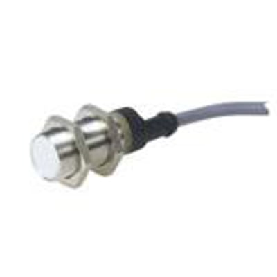 Carlo Gavazzi induktivaftaster IA18ESN08UC i kort M18-format med metalhus, kabel og monteringsmøtrikker.
