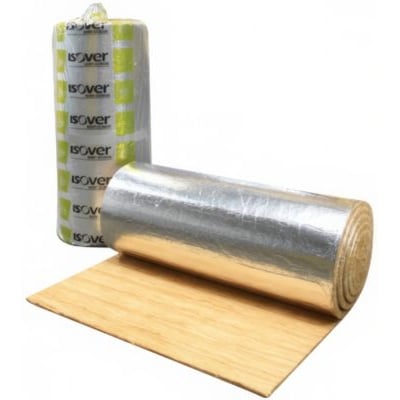 Isover Alu-lamelmåtte med alu-belægning, vist som en rulle isoleringsmateriale lagt på en træplade og en anden uåbnet rulle i baggrunden.