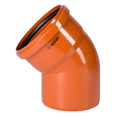 Enkel Ostendorf PVC bøjning til kloakrør, 200 mm i diameter og 45 grader, med orange finish og tydelig gummitætning.