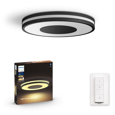 Sort Philips Hue Being loftslampe med White ambiance og ringformet skærm, set skråt nedefra.
