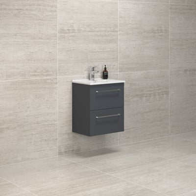 Dansani Mido+ møbelpakke i grå mat finish, 51 cm bred med to skuffer og vask monteret på en lysgrå flisevæg.