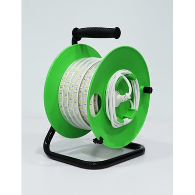 Bandit LED strip på 15 meter, 4200K, 1500 lumen/m, præsenteret på en grøn tromle med sort stativ og håndtag.