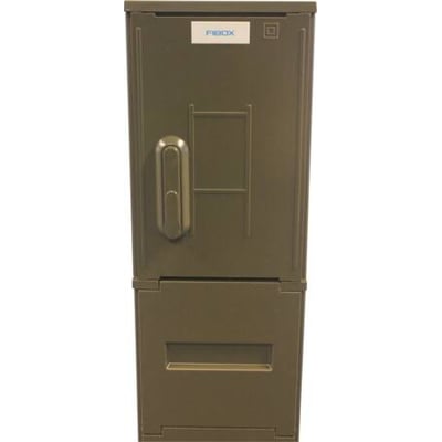 Fibox gadeskab med sokkel, model STCP 10684, i mørkegrøn RAL 6014 med RAL 7015 sokkel og synlig låsemekanisme.