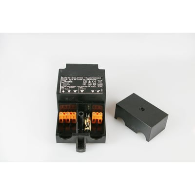 Danfoss ECA99 transformer med 24V AC forsyning, viser terminaler og en løs sort kappe på en hvid baggrund.