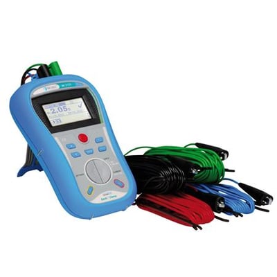 Metrel MI3123 Smartec jordmodstandsmåler i blå plast med et klart display og flere farvede ledninger tilsluttet.