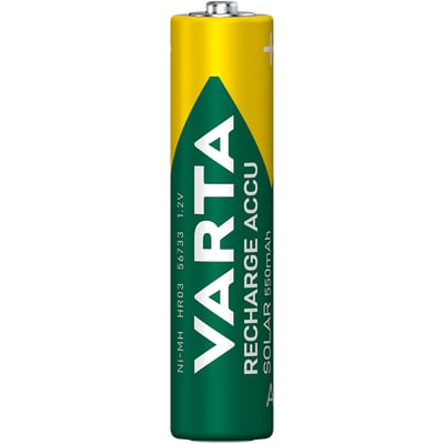 Nærbillede af et enkelt Varta Recharge Accu Solar AAA batteri, viser grøn og gul design med tydelig Varta logo og 550mAh kapacitet.