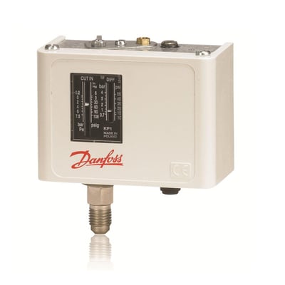 Danfoss KP1 pressostat med automatisk reset, lyst kabinet, trykskala på fronten og gevindtilslutning forneden.