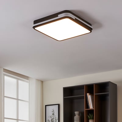 EGLO Genovese-Z loftlampe i sort og hvid, monteret i et moderne rum med bogreol og vindue.