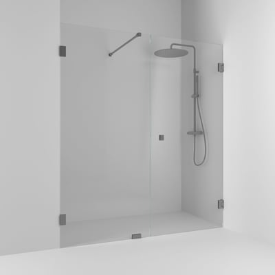 Svedbergs Kombi nichedør i sort med transparente glasfelter og mørke beslag, monteret som bruseafskærmning.