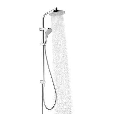 Hansgrohe Myselect S 220 Showerpipe R i krom med både en stor loftbruse og en håndbruser i brug med vandstråler.