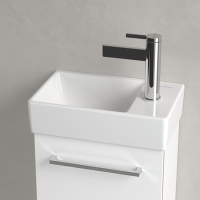 Nærbillede af Villeroy & Boch Avento 36 cm håndvasken, der viser den hvide porcelænsoverflade og Villeroy & Boch logo.