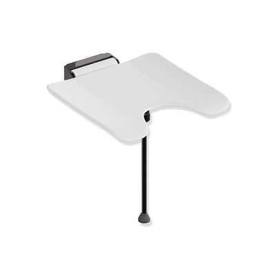 HEWI System 900 klapsæde i hvid og sortkrom med hygiejneudskæring og støtteben, 450 x 450 mm.