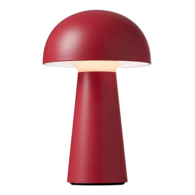 Nielsen Light Move Me bordlampe i vinrød plast lysende nedad med varmt lys fra den indbyggede LED-lyskilde.
