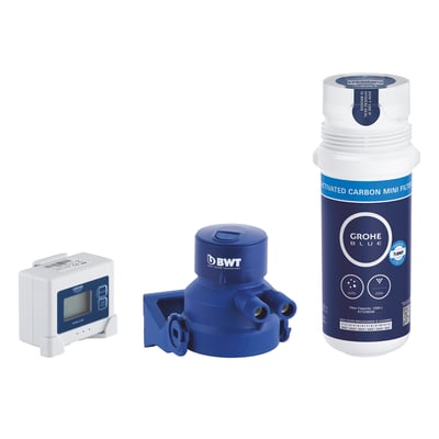Grohe Blue filtersæt med aktivt kul og tilbehør, herunder et digitalt display og en vandtilslutning, klar til installation.