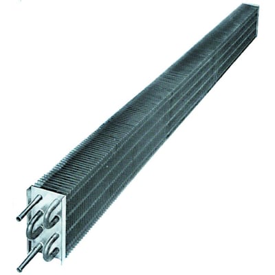 Lang, mørk lamelfordamper med rørtilslutninger for enden, 70 × 245 × 2000 mm og kølekapacitet på 0,66 kW.