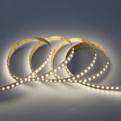 Bøjet Ansell Lighting K-Cell LED bånd med tændte 4000K LED'er, der viser båndets fleksibilitet og lysstyrke.