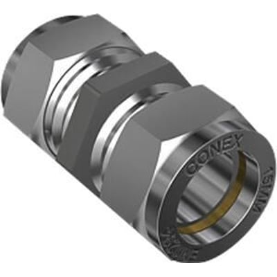 Forkromet kompressions samlemuffe fra CONEX til 10 mm rør, designet til at samle to rør med præcision.