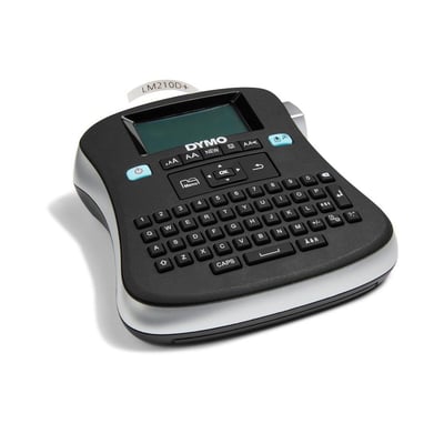 Dymo LabelManager 210D labelmaskine set fra en anden vinkel, viser det oplyste display og tastaturet.