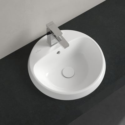 Villeroy & Boch Architectura indbygningsvask monteret i et mørkt bordplade med en moderne krom vandhane, der viser dens integrerede design.