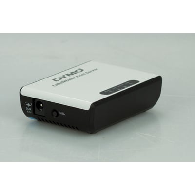 Dymo LabelWriter Print Server i hvid og sort, vist fra siden med DC-IN 12V og Init. knap.
