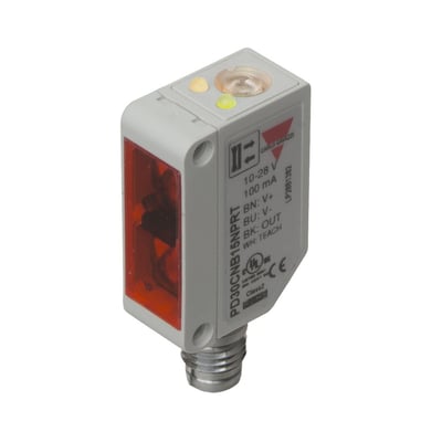 Carlo Gavazzi fotoaftaster PD30CNG02PPM til transparente emner, set skråt med orange sensorfelt og tilslutning.