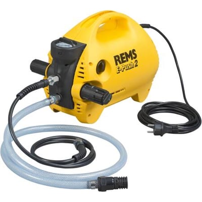 Rems E-Push 2, en gul elektrisk trykprøvepumpe med sort håndtag og ledning, forbundet til slanger på hvid baggrund.