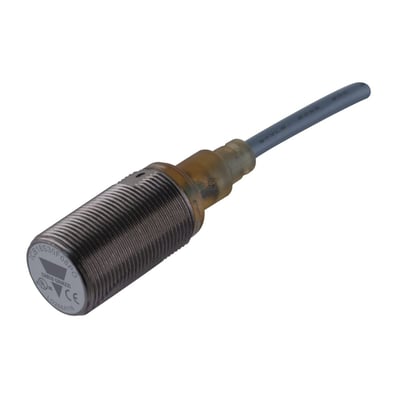 Carlo Gavazzi induktivaftaster M18 med gevindhus, gråt kabel og forniklet messingkrop, set skråt forfra.