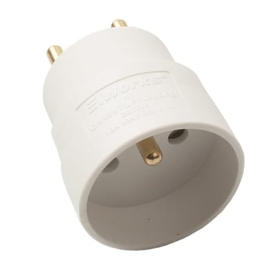 Hvid hybridstikprop adapter med DK-pindjord og messingkontakter, beregnet til 13A max 250V.