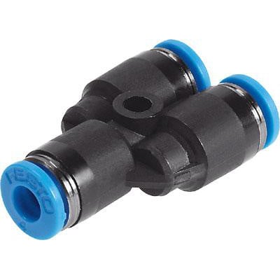 Festo Y-forbindelse QSY-10-8 i sort plast med blå push-in-ringe og integreret reducering, vist med en isoleret baggrund.
