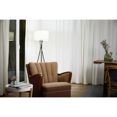 Ledvance LED standard pære placeret i en hyggelig stue med en lænestol og blomster.