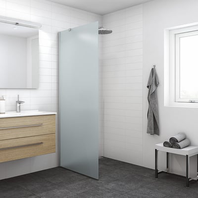 Dansani Match fast væg brusevæg med satin profiler og 197,5 cm højde monteret i moderne badeværelse med frostet glas.
